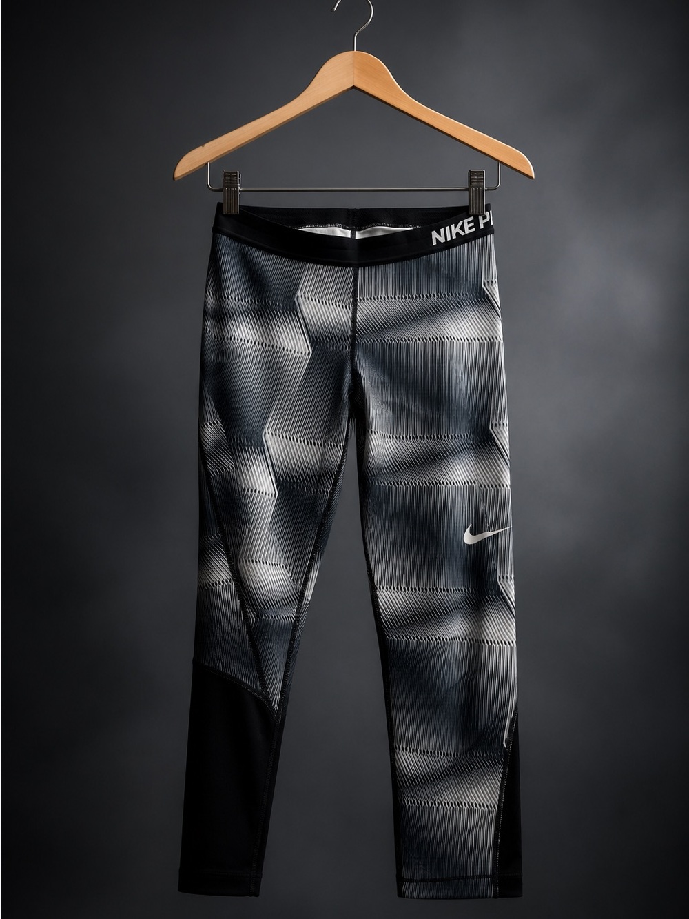 Nike Women's Black & Gray Geometric Capri Leggings. Like New!